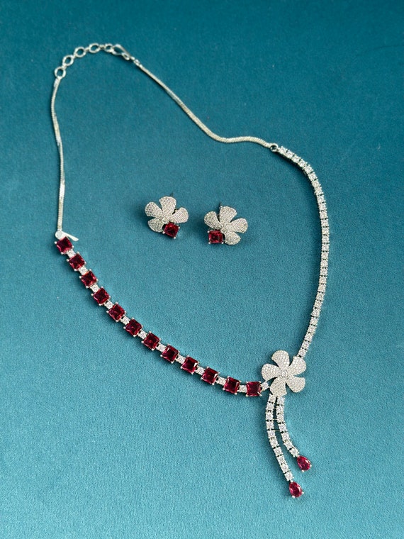 新品未使用 Baccarat フラワー ルビー クリスタルチョーカー バカラ（Baccarat） オルテンシア フラワー クリスタル 750 K18 YG