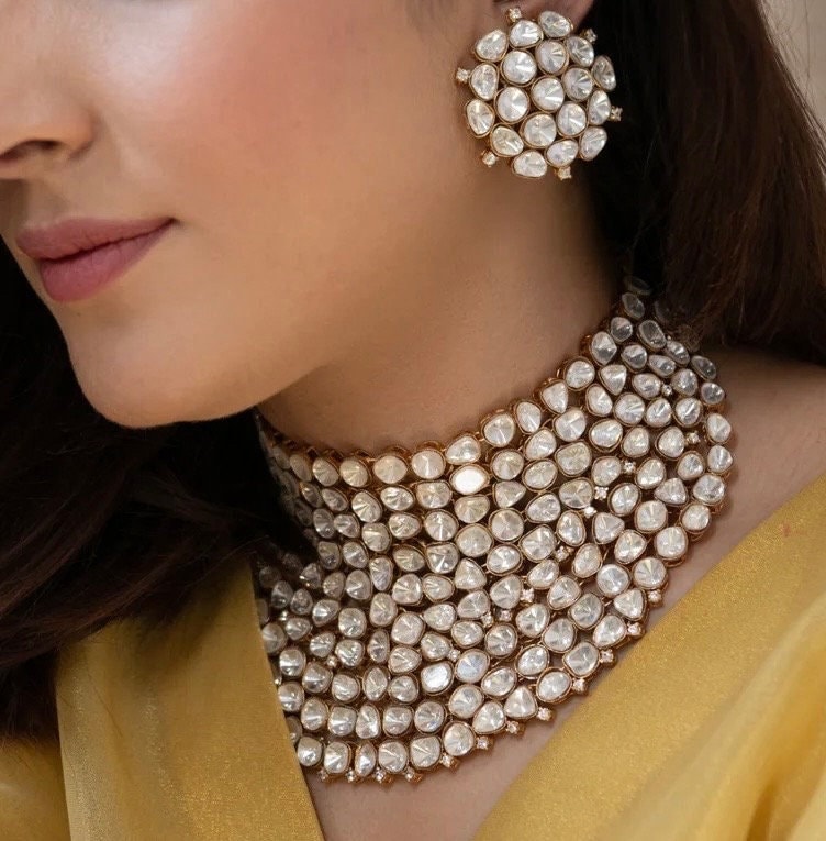 Gargantilla de diamantes Polki: collar indio Sabyasachi de oro con tachuelas