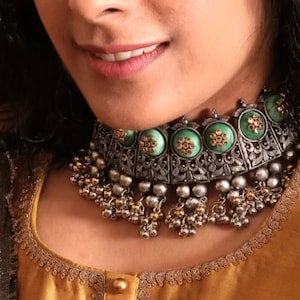 Ras de cou indien en argent oxydé avec boucles d&#39;oreilles Jhumka : parure Boho Sangeet