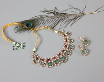 Collar indio Sabyasachi, joyería nupcial de oro esmeralda, gargantilla para recepción nupcial, collar de piedras semipreciosas, joyería moderna y delicada.