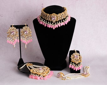 Conjunto de joyería nupcial chapada en oro hecho a mano: cuentas rosas, tikka y jhumka