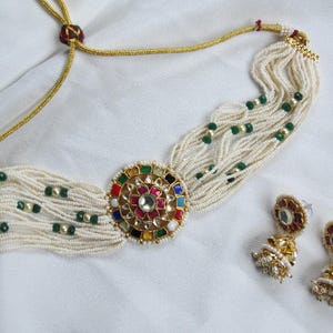 クンダンチョーカーネックレスとジュムカイヤリング：Sabyasachi Jewelry