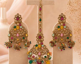 Pendientes Jhumka Kundan coloridos y conjunto de Maang Tikka, joyería para bodas indias, joyería para Mehndi Sangeet, pendientes de novia