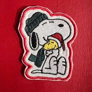 Słynna naszywka z haftowanym motywem Beagle i ptaka, idealny dodatek do każdej torby na książki, kurtki, bluzy, spodenek, spodni itp.