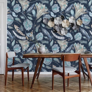 Marineblaue Tapete mit Aquarellblumen und Federn, Wandbild mit Blumenblättern, Tapete abziehen und aufkleben, Wanddekor