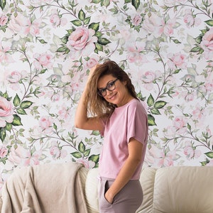 Hellrosa Blumentapete mit rosa Rosen und Blättern, Rosen Motiv, Blumen wandbild, schälen und aufkleben, selbstklebende Tapete, Wanddeko