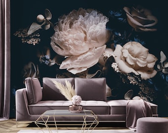 Peut inclure: Un fond bleu foncé avec une grande pivoine rose et des roses blanches. Les fleurs sont disposées en bouquet et entourées de feuilles vertes. Un canapé en velours moelleux et une table basse géométrique dorée se trouvent au premier plan.