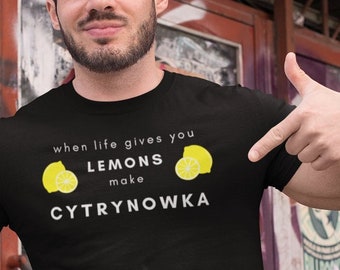 Levez votre verre à la fierté polonaise ! Na Zdrowie ! Polski Alcohol Inspired Cytrynowka T-shirt à manches courtes en jersey unisexe - Polska Koszulka Pologne