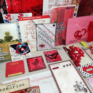 Pack rouge unique d'embellissements techniques mixtes pour journaux indésirables à partir de matériaux recyclés