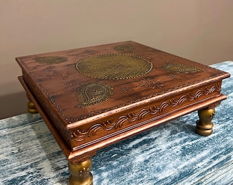 Bajot Chowki de madera para decoración de salas de oración: combinación de cobre y oro, 15 x 15 x 6 pulgadas