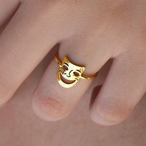 Dramatic Solid Gold Theater Mask Ring: Elegant Statement Jewelry for Drama Enthusiasts