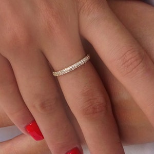 Elegant Multi-Stone Gold Ring: Customizable Bridal Jewelry for Weddings & Anniversaries