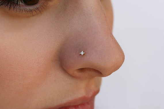 18ct white gold nose stud with claw set 0.05ct diamond | Laval Europe