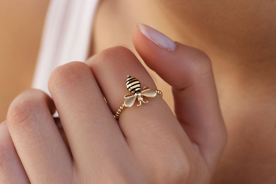 Elegant 9k-18k Gold Enamel Bee Ring: Modern Nature-inspired