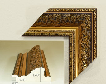 Könnte beinhalten: Ein verzierter Bilderrahmen in Gold und Braun mit einem dekorativen, geschnitzten Design. Der Rahmen ist 9,5 cm breit und 3,6 cm hoch.