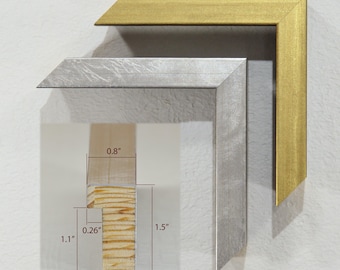 Könnte beinhalten: Zwei Bilderrahmen, einer silber und einer gold, mit einer Nahaufnahme des Holzrahmens, der die Abmessungen zeigt: 0,8" x 1,1" x 1,5".