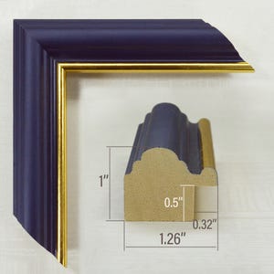 Peut inclure: Un coin de cadre photo bleu marine avec une bordure dorée. Le cadre mesure 2,54 cm d'épaisseur, 3,2 cm de largeur et 1,27 cm de profondeur. Le profil du cadre est également de 0,81 cm de profondeur.