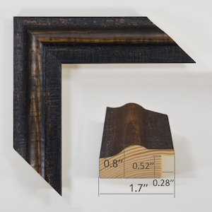 Op de afbeelding: Zwarte houten fotolijst met een verweerde afwerking. De lijst is 1,7 inch breed, 0,8 inch hoog en 0,52 inch diep.