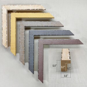 Può includere: Campioni di cinque cornici a forma di L nei colori crema, giallo, grigio, grigio-blu e malva. Le cornici hanno una superficie strutturata e sono disposte in ordine decrescente. Misure in pollici: 0,9", 0,7", 0,2" e 0,6" (2,3 cm, 1,8 cm, 0,5 cm e 1,5 cm).