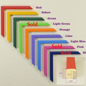 Puede incluir: Una taza de cerámica blanca con un asa negra y el texto "But First, Coffee" en negro, con una fuente de estilo manuscrito. La taza está sobre una superficie blanca.