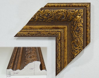 Könnte beinhalten: Ein verzierter Bilderrahmen in Gold und Braun mit einem dekorativen, geprägten Design. Der Rahmen misst 9,5 cm in der Breite, 3,6 cm in der Höhe und 0,9 cm in der Tiefe.