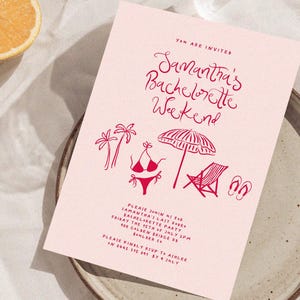 Puede incluir: Tarjeta de invitaci&oacute;n rosa con el texto "Est&aacute;s invitado" y "Fin de semana de despedida de soltera de Samantha" en letra roja. La tarjeta presenta una ilustraci&oacute;n roja de una escena de playa con palmeras, una sombrilla, una tumbona y un bikini.