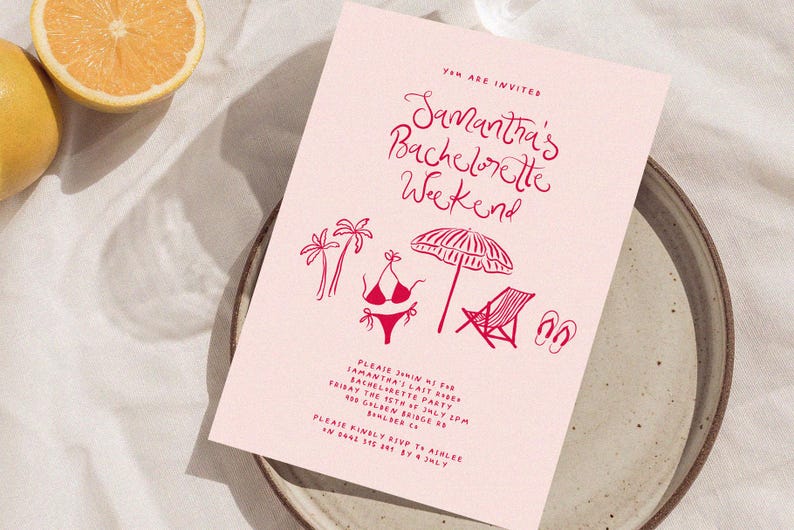 Puede incluir: Tarjeta de invitaci&oacute;n rosa con el texto "Est&aacute;s invitado" y "Fin de semana de despedida de soltera de Samantha" en letra roja. La tarjeta presenta una ilustraci&oacute;n roja de una escena de playa con palmeras, una sombrilla, una tumbona y un bikini.