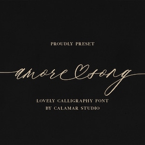 Peut inclure: Une police de caractères de calligraphie nommée "amore song" en couleur dorée sur un fond noir. Le texte "Proudly Preset" apparaît au-dessus du nom de la police et "Lovely Calligraphy Font by Calamar Studio" apparaît en dessous du nom de la police.