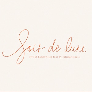 Può includere: Un design di font scritto a mano chiamato "Soir de Lune" in un colore rosso-arancio. Il testo "stylish handwritten font by calamar studio" è sotto il design del font.