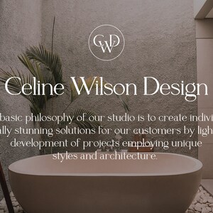 K&ouml;nnte beinhalten: Eine wei&szlig;e Badewanne steht in einem Badezimmer mit einer grauen Fliesenwand und einem wei&szlig;en Fliesenboden. Das Badezimmer hat ein gro&szlig;es Fenster und eine Pflanze in der Ecke. Der Text "Celine Wilson Design" ist in Wei&szlig; an der Wand &uuml;ber der Badewanne geschrieben. Der Text "The basic philosophy of our studio is to create individual, aesthetically stunning solutions for our customers by lightning-fast development of projects employing unique styles and architecture." ist in Wei&szlig; unter der Badewanne geschrieben.