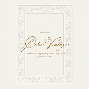 Könnte beinhalten: Cremefarbenes rechteckiges Design mit dekorativem geprägtem Rahmen. Der Text "INTRODUCING" steht über dem goldenen Schriftzug "Dolce Vintage". Darunter steht "A Handwritten Calligraphy Script with a Vintage Charm from Calamar Studio".