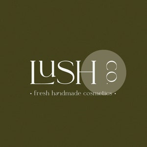 K&ouml;nnte beinhalten: LUSH Co. Logo in wei&szlig;er Schrift auf dunkelgr&uuml;nem Hintergrund. Der Text ist mit einem Kreis um das "O" in "Co." stilisiert.