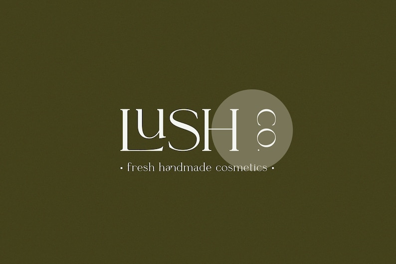 K&ouml;nnte beinhalten: LUSH Co. Logo in wei&szlig;er Schrift auf dunkelgr&uuml;nem Hintergrund. Der Text ist mit einem Kreis um das "O" in "Co." stilisiert.