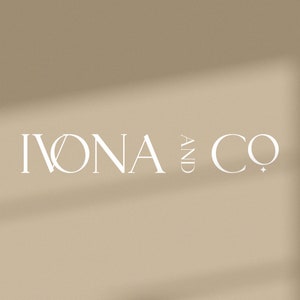 K&ouml;nnte beinhalten: Ein beiger Hintergrund mit einem wei&szlig;en Logo, das "IVONA AND CO" mit einem kleinen Sternensymbol lautet.