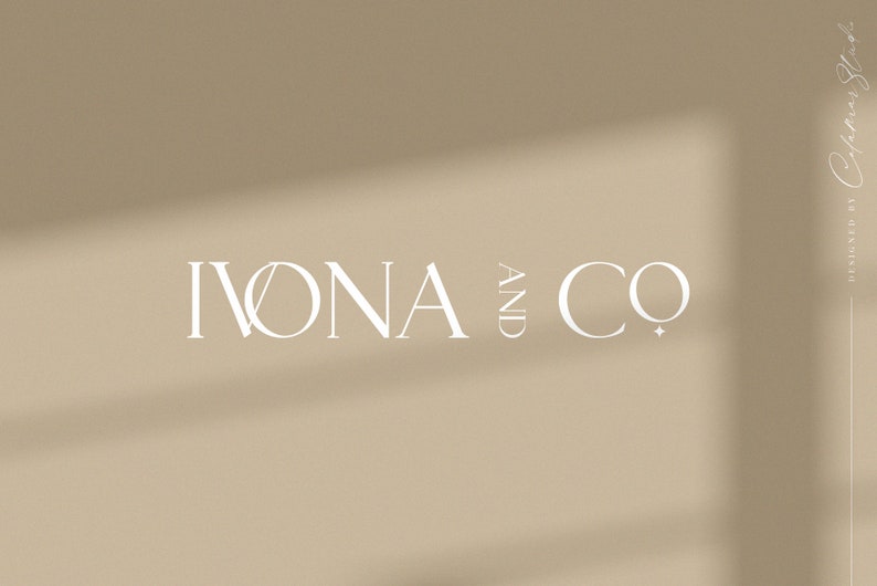 K&ouml;nnte beinhalten: Ein beiger Hintergrund mit einem wei&szlig;en Logo, das "IVONA AND CO" mit einem kleinen Sternensymbol lautet.