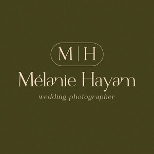 K&ouml;nnte beinhalten: Ein Logo f&uuml;r eine Hochzeitsfotografin namens Melanie Hayam. Das Logo ist ein Kreis mit den Buchstaben "MH" darin. Der Text "Melanie Hayam" befindet sich unter dem Kreis, und der Text "Hochzeitsfotografin" darunter.