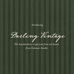 Pode incluir: Fundo verde escuro com listras verticais. O texto "Introducing Darling Vintage" está escrito em itálico. Abaixo, lê-se "The handwritten script font from old letters from Calamar Studio."