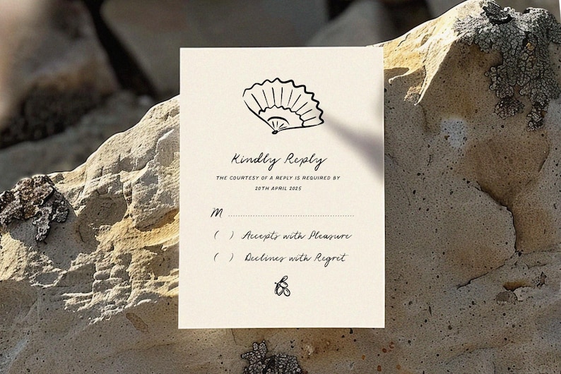 Puede incluir: Una tarjeta RSVP blanca con un dise&ntilde;o de abanico dibujado a mano en negro. El texto dice "Kindly Reply" e incluye la fecha "20th April 2023". La tarjeta tiene dos opciones para que los invitados elijan: "Accepts with Pleasure" y "Declines with Regret".