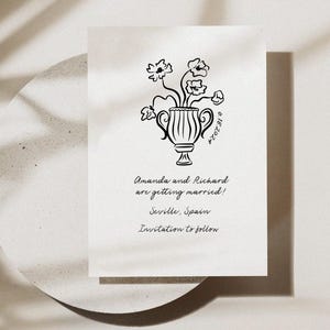 Puede incluir: Una ilustraci&oacute;n en blanco y negro de un jarr&oacute;n con flores. El texto "Amanda y Richard se casan! Sevilla, Espa&ntilde;a. Invitaci&oacute;n a seguir" est&aacute; debajo de la ilustraci&oacute;n.