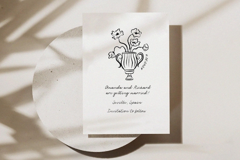 Puede incluir: Una ilustraci&oacute;n en blanco y negro de un jarr&oacute;n con flores. El texto "Amanda y Richard se casan! Sevilla, Espa&ntilde;a. Invitaci&oacute;n a seguir" est&aacute; debajo de la ilustraci&oacute;n.