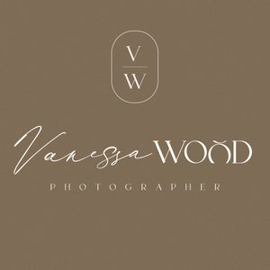 K&ouml;nnte beinhalten: Ein Logo f&uuml;r eine Fotografin namens Vanessa Wood. Das Logo ist wei&szlig; auf braunem Hintergrund und zeigt eine stilisierte Unterschrift und die Initialen "V" und "W" in einem Kreis.
