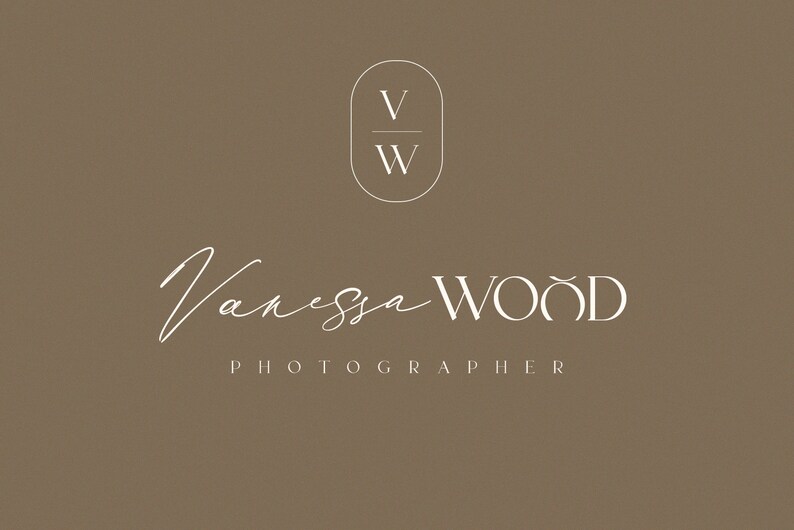 K&ouml;nnte beinhalten: Ein Logo f&uuml;r eine Fotografin namens Vanessa Wood. Das Logo ist wei&szlig; auf braunem Hintergrund und zeigt eine stilisierte Unterschrift und die Initialen "V" und "W" in einem Kreis.