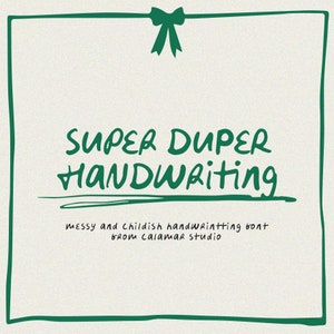 Puede incluir: Texto verde escrito a mano en un marco cuadrado con un lazo verde en la parte superior. El texto dice "Super Duper Handwriting" y "messy and childish handwriting font from calamar studio".