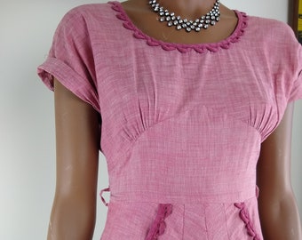 Belle robe en coton rose des années 1940/1950, taille 2