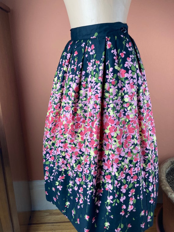Charming 1950s / 1960s Floral Print Cotton Skirt … - image 7