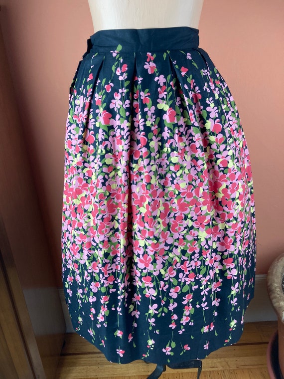 Charming 1950s / 1960s Floral Print Cotton Skirt … - image 3