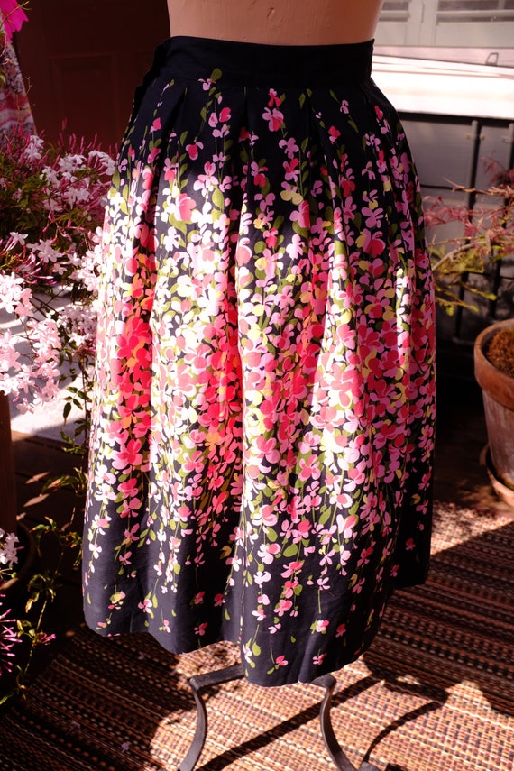 Charming 1950s / 1960s Floral Print Cotton Skirt … - image 9