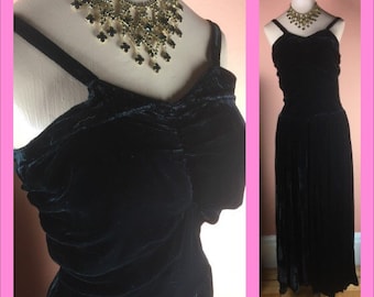 Vestido de terciopelo negro de los años 40