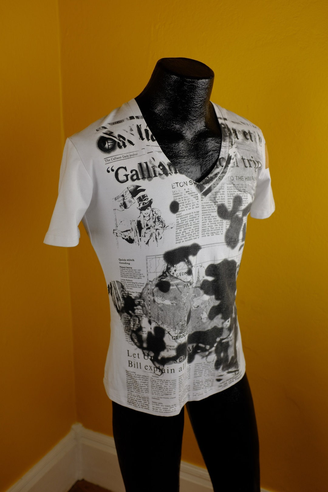 〈John Galliano〉　プリントTシャツ　ブラック John Galliano Gazette Top Newspaper Print T-shirt Vintage