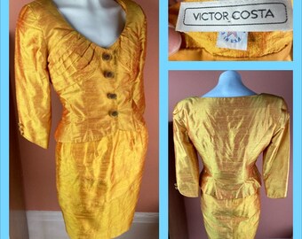 Traje de falda de seda color azafrán Victor Costa, años 80 (talla XS)